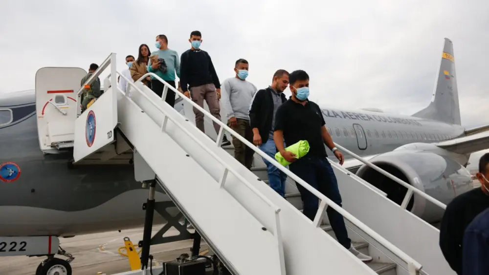 Ciudadanos colombianos deportados de Estados Unidos llegan a Colombia Foto: X @petrogustavo