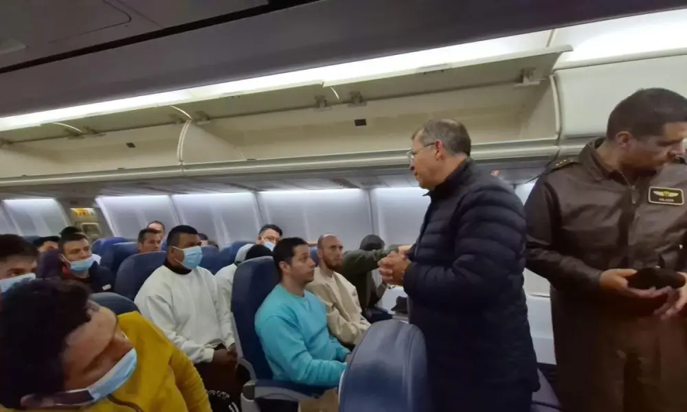 Colombianos deportados de Estados UnidosFoto: Gustavo Petro X