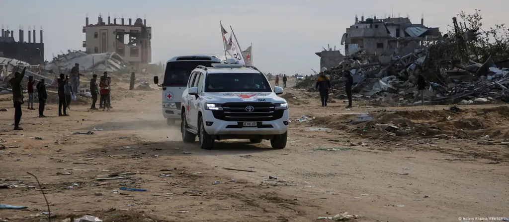 Buses de la cruz Roja transportan a los palestinos liberados. FOto: Hatem Khaled/REUTERS