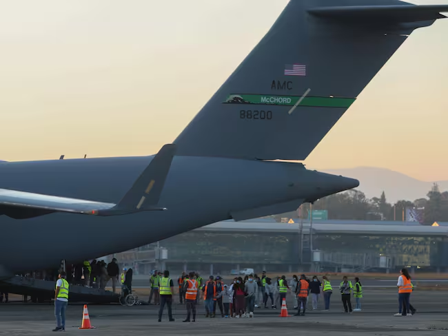 Migrantes deportados de Estados Unidos descienden un avión de la Fuerza Aérea de los Estados Unidos. EFE/ Mariano Macz / Mariano Macz (EFE)