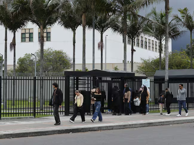 Ciudadanos solicitantes de visa de los Estados Unidos caminan afuera de la embajada estadounidense este lunes, en Bogotá (Colombia). EFE/ Mauricio Dueñas Castañeda / Mauricio Dueñas Castañeda (EFE)