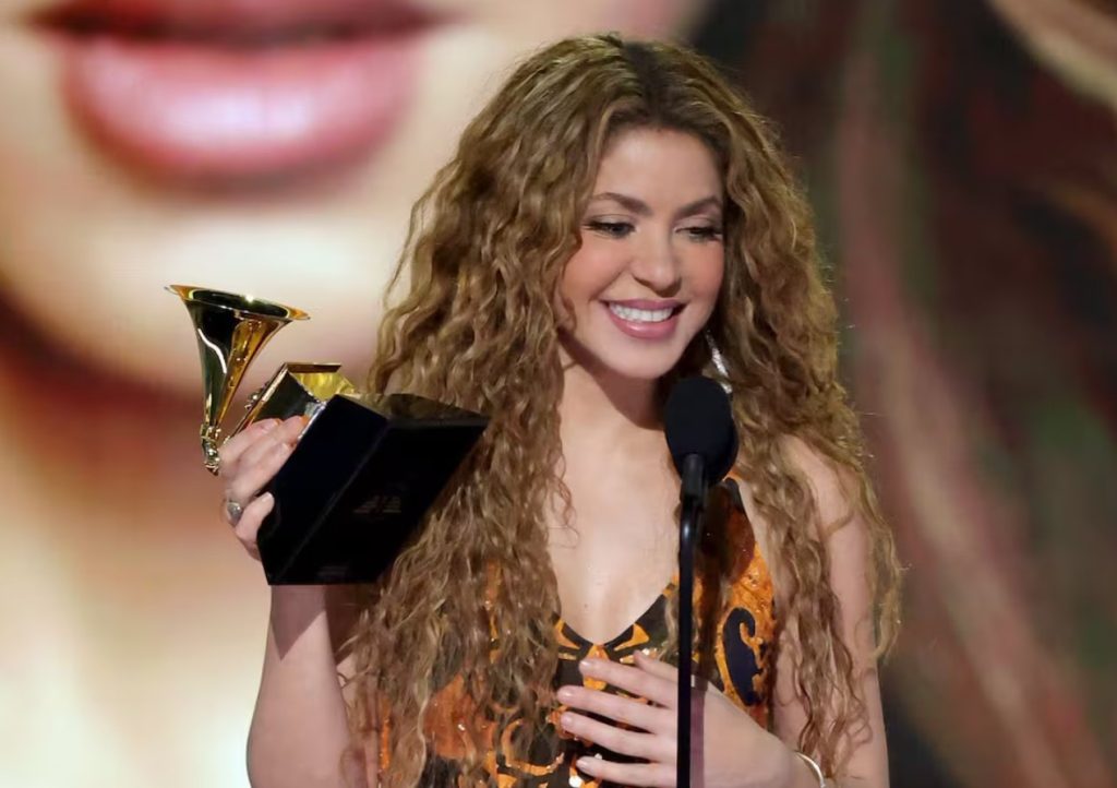 Shakira celebra su cumpleaños 48 con un Grammy a Mejor Álbum Pop Latino