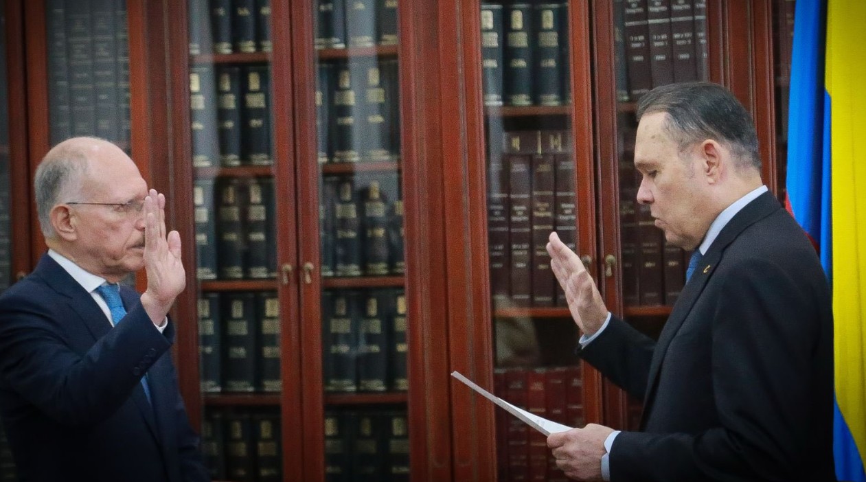 Temístocles Ortega asumió como senador en medio de controversia por su postura frente al Gobierno