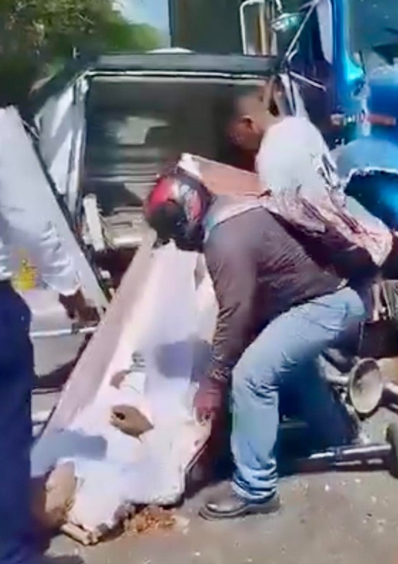 Insólita escena en vías de Magdalena tras accidente entre un camión y carroza fúnebre