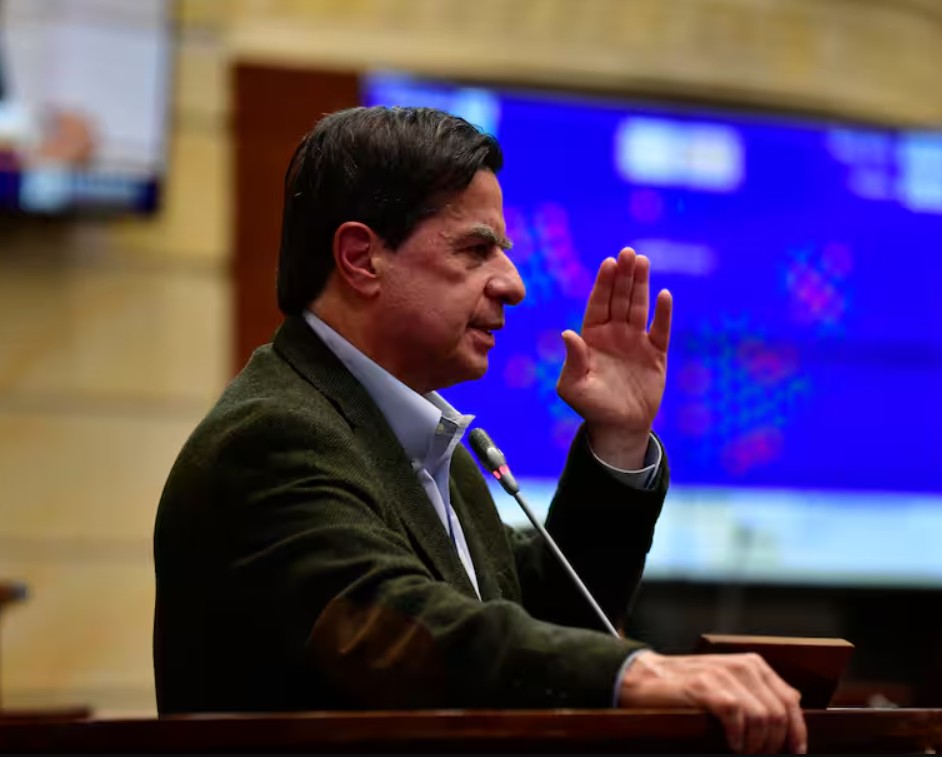 Juan Fernando Cristo también renunció de manera irrevocable al Ministerio del Interior