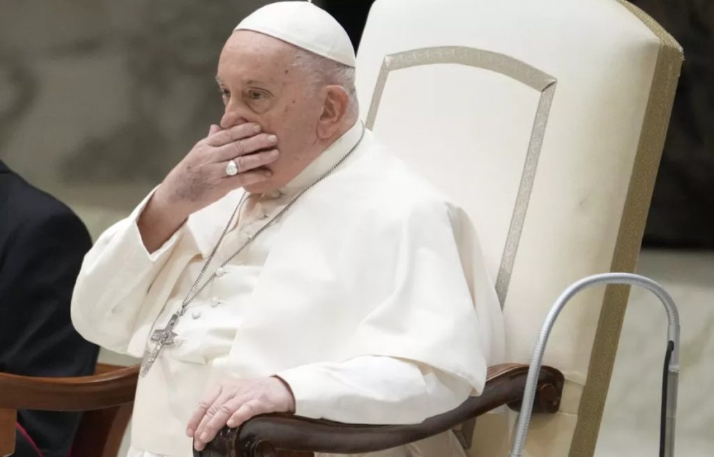 El papa Francisco fue hospitalizado por un tema de bronquitis