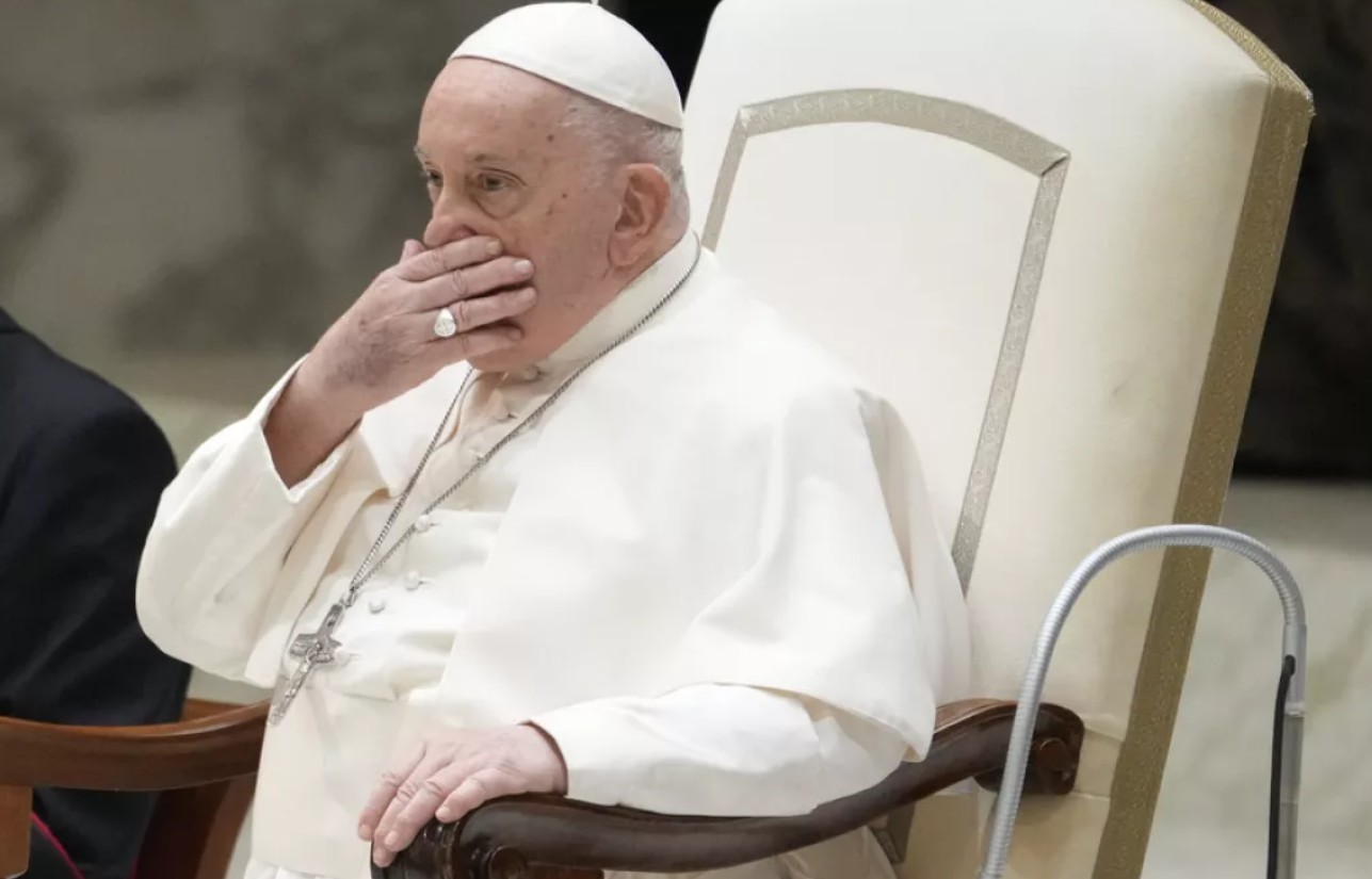 El papa Francisco fue hospitalizado por un tema de bronquitis