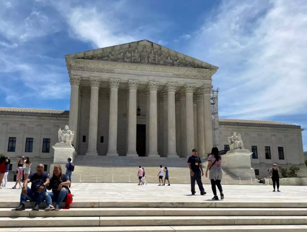 Jueces de EE.UU. bloquean órdenes ejecutivas de Donald Trump