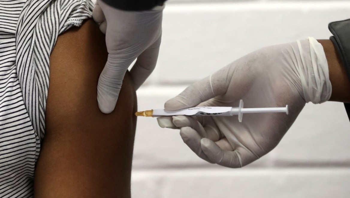 FDA suspendió ensayo de vacuna contra el norovirus de Moderna por raro efecto adverso