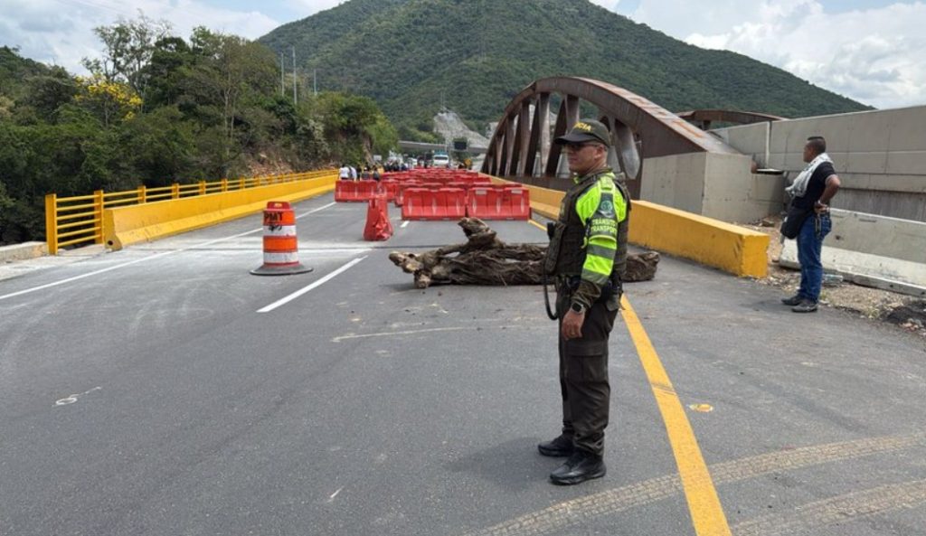 Firmantes de paz bloquearon la vía Bogotá - Girardot y provocan seria afectación