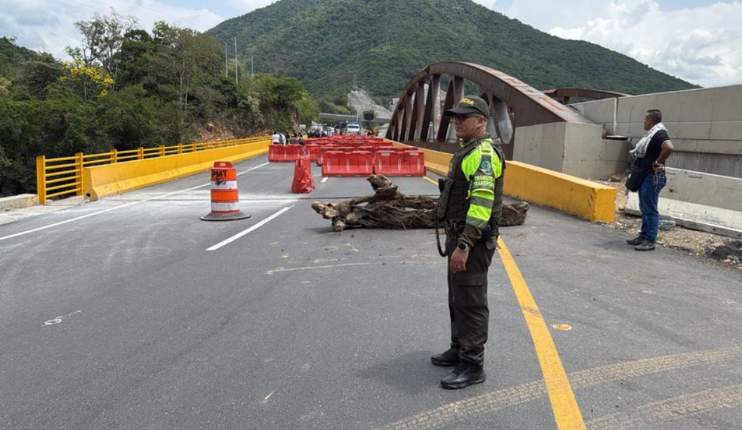 Firmantes de paz bloquearon la vía Bogotá - Girardot y provocan seria afectación
