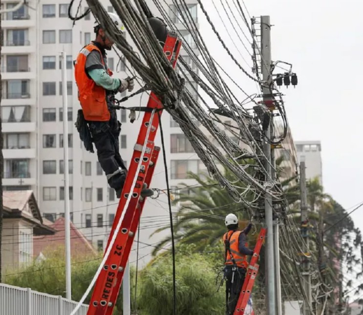 Chile restableció el suministro eléctrico tras apagón masivo que afectó al 99% del país