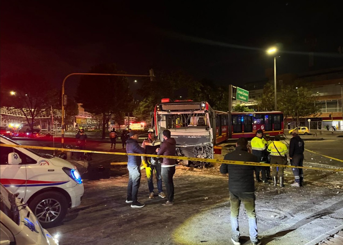 Cinco heridos dejó accidente entre un bus de Transmilenio y vehiculo particular tras concierto de Shakira