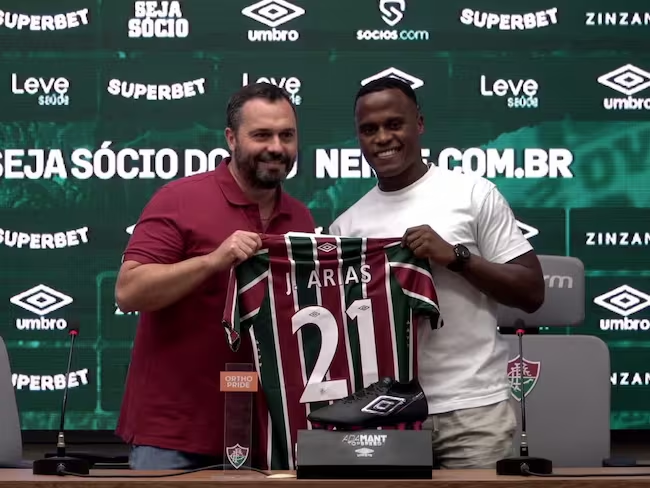 Jhon Arias posa junto al presidente del Fluminense / Twitter: @FluminenseFC.
