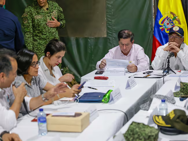 AME5725. EL TARRA (COLOMBIA), 31/01/2025.- Fotografía cedida por la oficina de prensa de la Presidencia de Colombia del mandatario colombiano Gustavo Petro (d) junto al ministro del Interior, Juan Fernando Cristo (c), durante un Consejo de Seguridad y Paz este viernes, en El Tarra (Colombia). La delegación del Gobierno de Colombia en los diálogos de paz con el Ejército de Liberación Nacional (ELN) pidió este viernes a esa guerrilla que cese la violencia en la región del Catatumbo, en la que libra desde el 16 de enero una sangrienta disputa con el Frente 33 de las disidencias de las FARC. EFE/ Presidencia de Colombia/ SOLO USO EDITORIAL/SOLO DISPONIBLE PARA ILUSTRAR LA NOTICIA QUE ACOMPAÑA (CRÉDITO OBLIGATORIO) / Presidencia de Colombia (EFE)