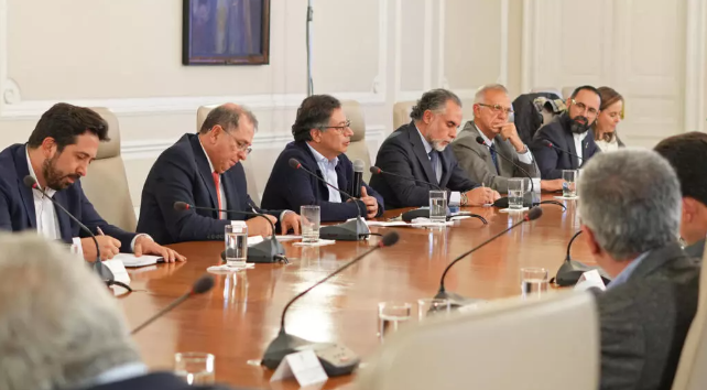 Gustavo Petro (3i), junto al nuevo jefe de despacho, Armando Benedetti (4i), durante un consejo de ministros este martes en Casa de Nariño en Bogotá (Colombia). Foto: EFE - Presidencia de Colombia