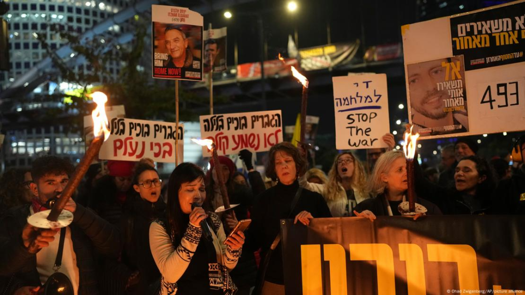 Familiares de rehenes protestan frente al Ministerio de Defensa de Israel en Tel Aviv, después de que Hamás anunciara que suspendería la liberación de rehenes (10.02.2025) Foto: Ohad Zwigenberg/AP/picture alliance