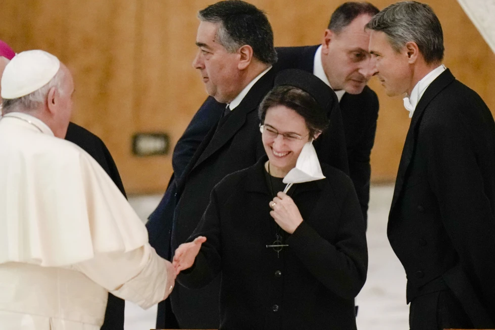 ARCHIVO — En esta foto de archivo del jueves 23 de diciembre de 2021, el papa Francisco saluda a la hermana Raffaella Petrini, secretaria general de la administración vaticana, a su llegada para una audiencia con empleados en el Salón Paulo VI, en el Vaticano. Foto: AP Foto/Alessandra Tarantino
