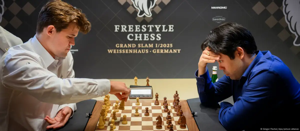 El número uno del mundo de ajedrez, Magnus Carlsen, en duelo de estilo "Freestyle" contra el número tres del mundo, Hikaru Nakamura. Foto: Gregor Fischer/dpa/picture alliance