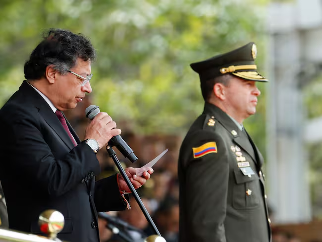 El presidente de Colombia, Gustavo Petro toma el juramento durante la ceremonia de transmisión de mando del brigadier general Carlos Fernando Triana (i), quien fue designado como nuevo director de la Policía este martes, en Bogotá (Colombia). Foto: EFE. / Mauricio Dueñas Castañeda (EFE)