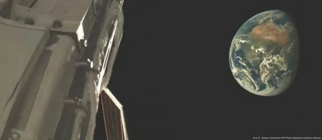 La nave reutilizable X-37B capturó esta histórica imagen mientras ejecutaba experimentos en órbita alta terrestre durante 2024. Foto: U.S. Space Command/UPI Photo/Newscom/picture alliance
