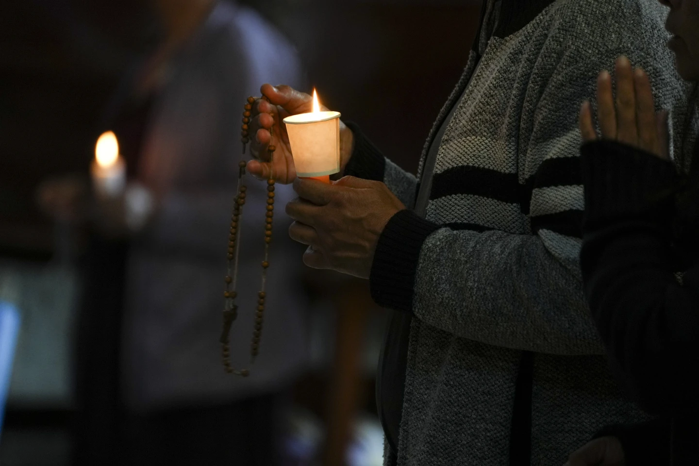 Fieles rezan por la salud del papa Francisco en la Catedral Metropolitana de la Ciudad de México, el 27 de febrero de 2025. Foto: AP/Marco Ugarte