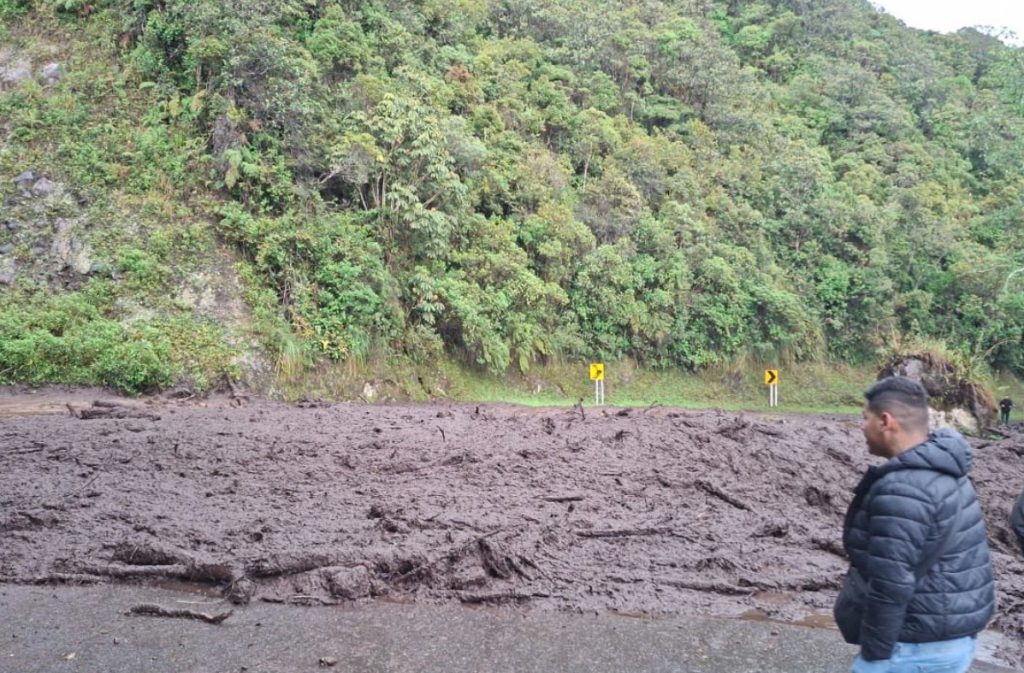 Emergencia en Pasto por fuertes lluvias: avalancha deja desaparecidos y bloquea vía