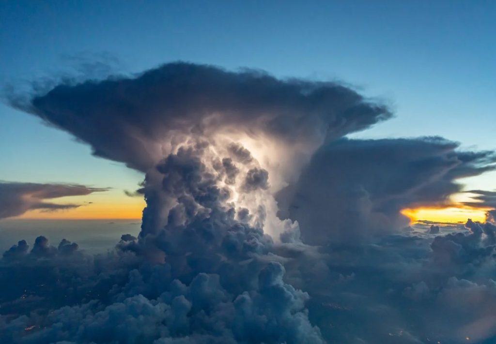 Cumulonimbus, la madre de todas las nubes que se posa peligrosamente sobre Colombia