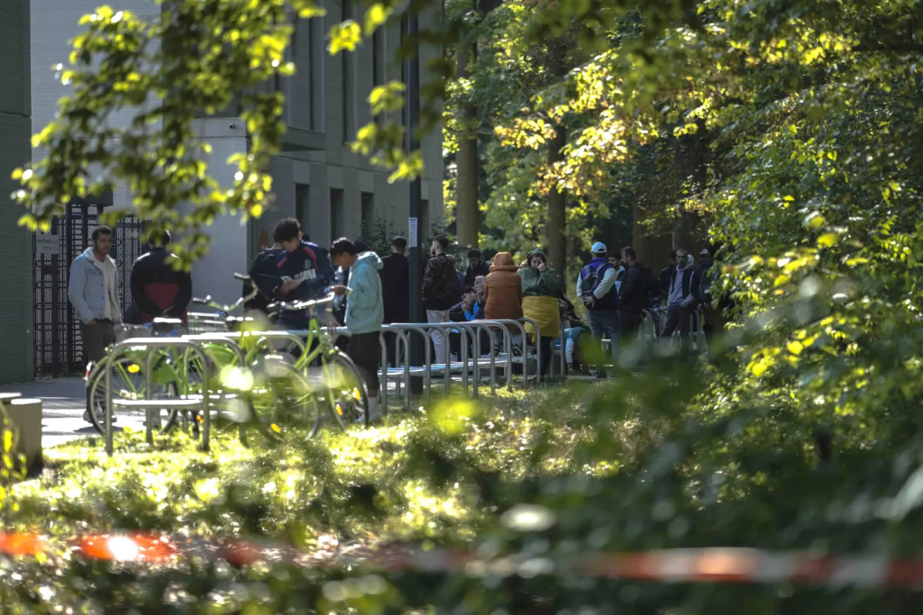 Docenas de personas de diferentes partes del mundo hacen fila ante un centro de registro para solicitantes de asilo en Berlín, Alemania, el lunes 25 de septiembre de 2023. Foto: AP /Markus Schreiber, Archivo