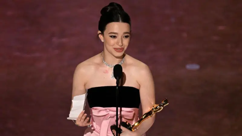 Mikey Madison se llevó el Oscar a mejor actriz protagonista por Anora, la gran triunfadora de la noche. Foto: Getty Images