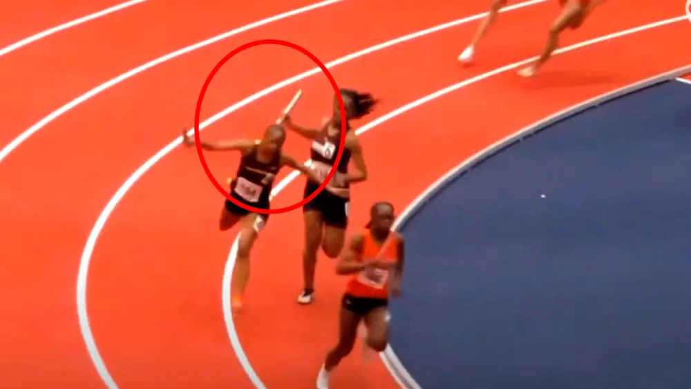 Momento de la agresión en la prueba de relevo 4-200 Foto: WSET ABC 13