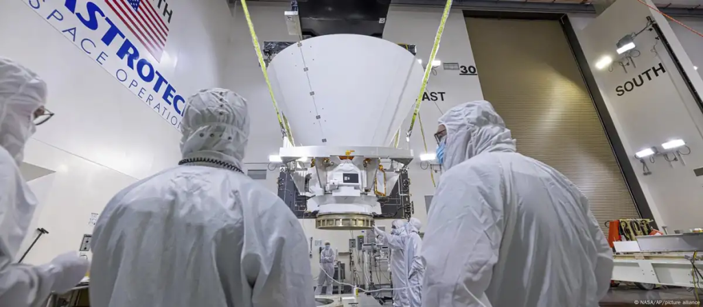 Técnicos preparan en tierra los últimos detalles del telescopio SPHEREx antes de que el aparato fuera lanzado al espacio sideral. Foto: NASA/AP/picture alliance