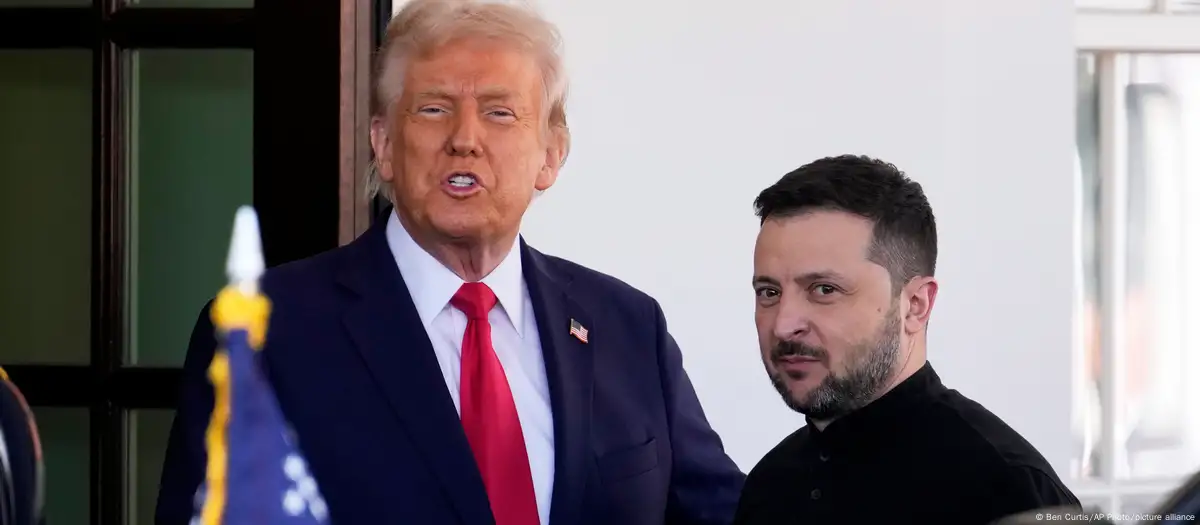 Donald Trump (izq.) y Volodimir Zelenski. Foto: Ben Curtis/AP Photo/picture alliance