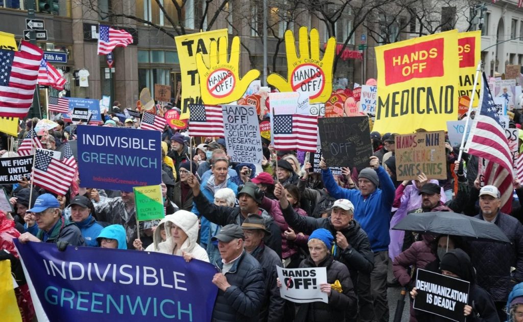 En EE. UU. y Europa se registraron marchas masivas contra medidas de Donald Trump