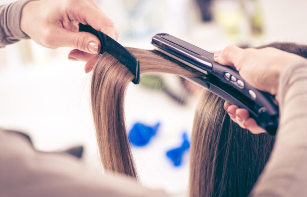 Invima emite alerta sanitaria sobre el uso de alisadores capilares