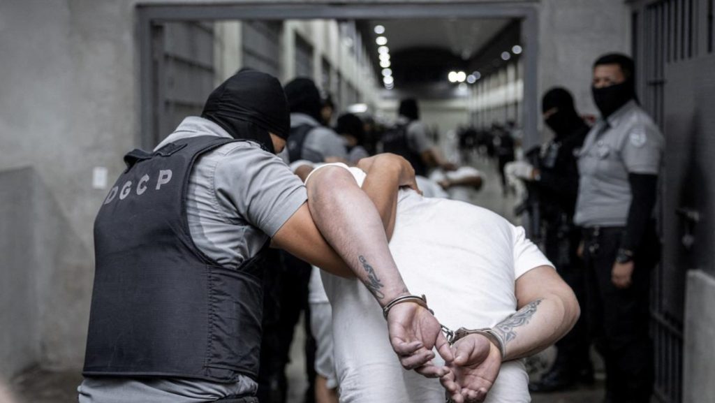 Trump y Bukele consolidan alianza para encarcelar migrantes acusados de vínculos criminales