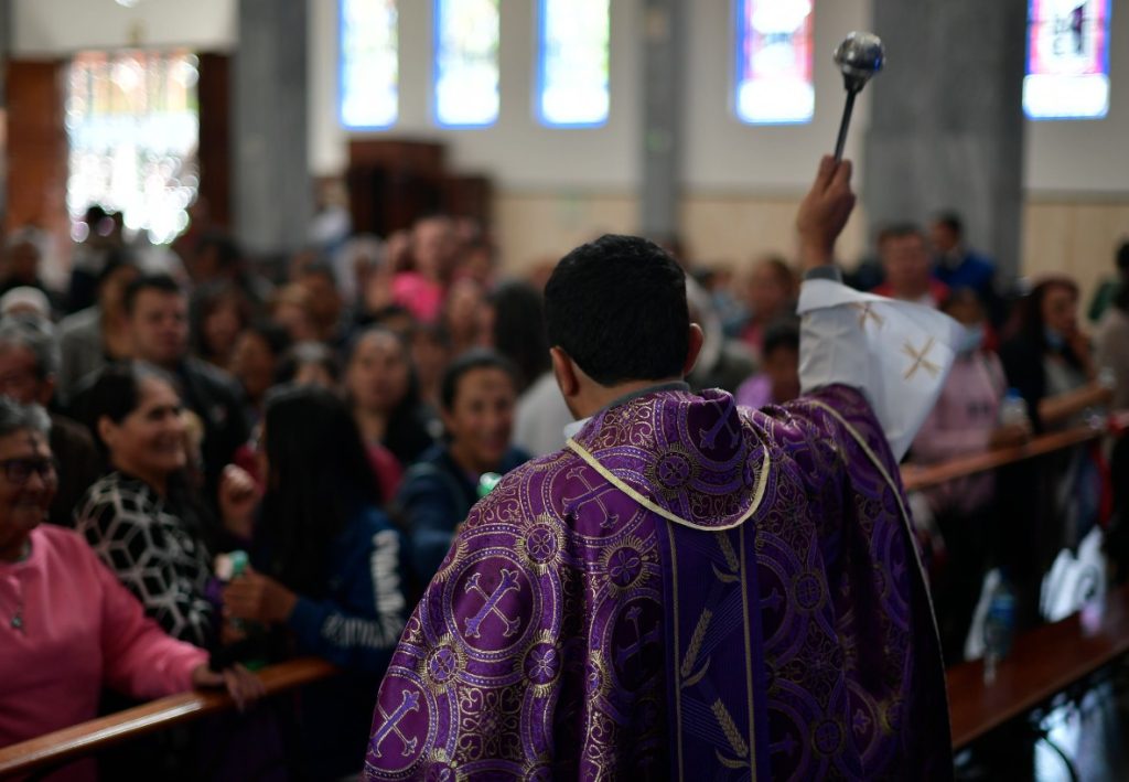 Polémica en Barranquilla por presuntos falsos sacerdotes en funerales: Iglesia Católica y funerarias responden