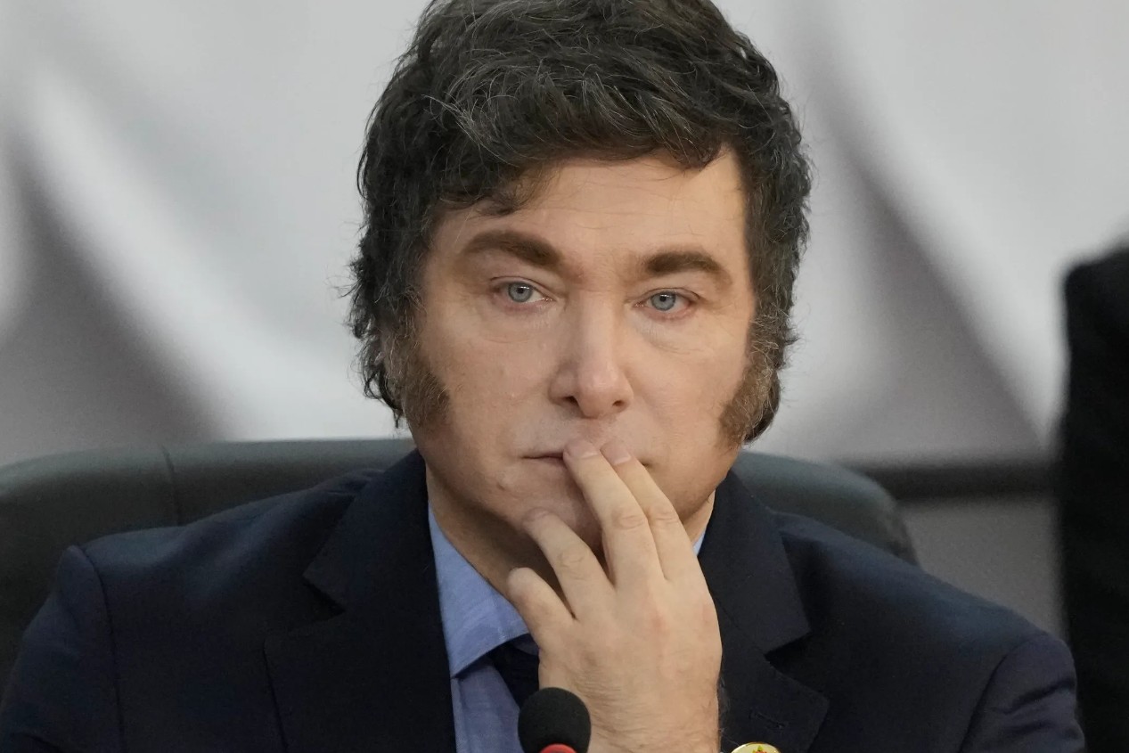 Javier Milei ordena restringir servicio de salud a migrantes sin DNI