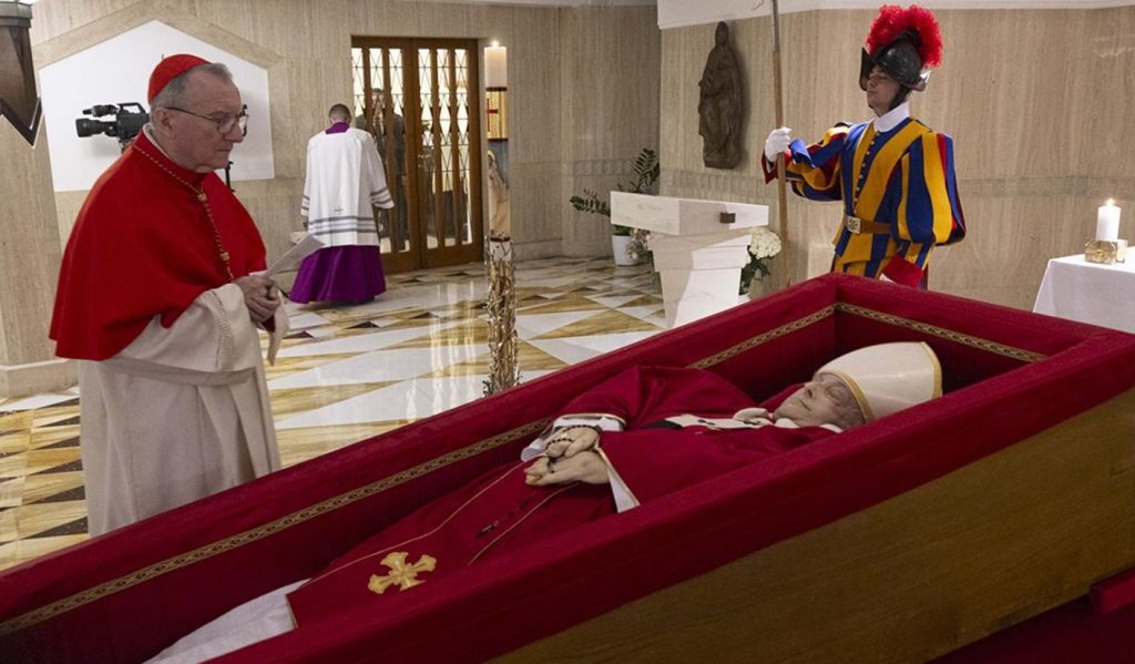El Vaticano revela primeras imágenes del cuerpo del papa Francisco y anuncia detalles del funeral