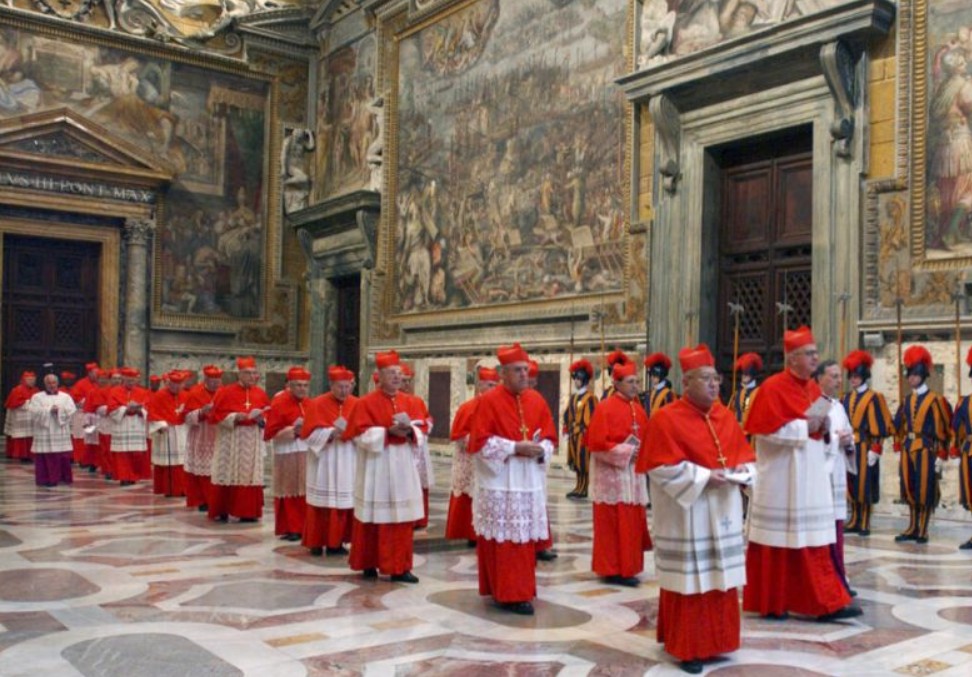 Cónclave por nuevo Papa se anticipa tenso tras muerte de Francisco: se perfilan dos bandos en la Iglesia