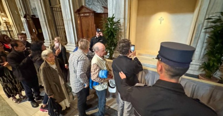 Miles de fieles visitan la tumba del papa Francisco en la basílica de Santa María la Mayor
