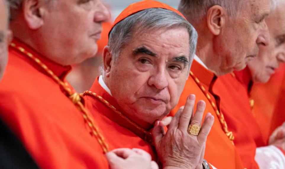 Cardenal Angelo Becciu renuncia a participar en el cónclave tras escándalo financiero