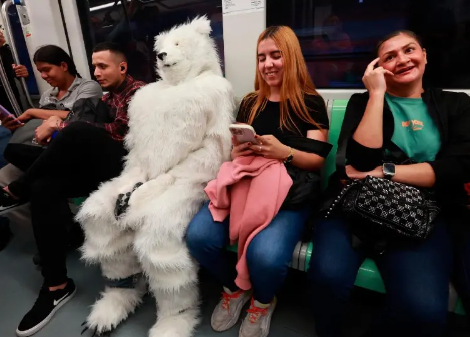 Vestido de oso polar por Medellín, así fue cómo Juanes promocionó su nuevo sencillo