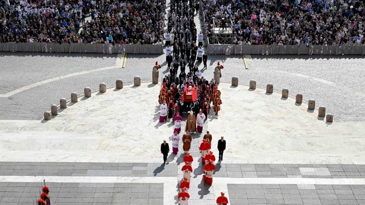 Rito de traslación del féretro del Papa Francisco se realizó en el Vaticano ante miles de fieles