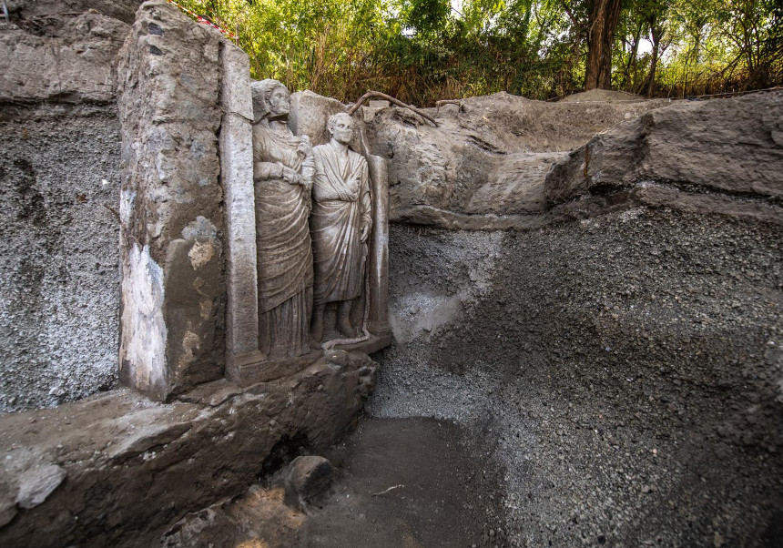 Relieve funerario de una pareja Foto: uv.es