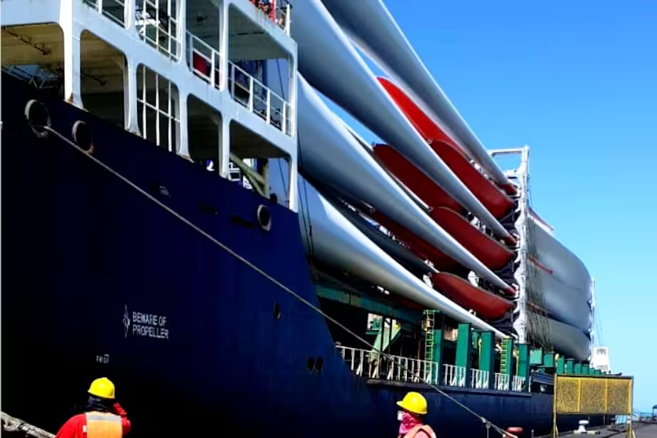 Las hélices para construir los parques eólicos Alpha y Beta en La Guajira habían llegado a Colombia en 2021. Ahora serán subastadas. Foto: EDP Renewables