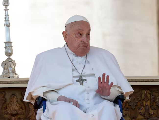 El papa Francisco, convaleciente por sus problemas de salud, ha reaparecido este domingo en persona ante los fieles en la Plaza de San Pedro del Vaticano, al final de la misa del Jubileo dedicada a los enfermos. Foto: EFE/Giuseppe Lami / GIUSEPPE LAMI (EFE