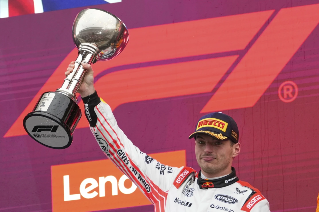 El piloto holandés de Red Bull Max Verstappen celebra con su trofeo en el podio tras el Gran Premio de Japón de Fórmula 1 en el circuito de Suzuka en Suzuka Foto: AP Foto/Shuji Kajiyama