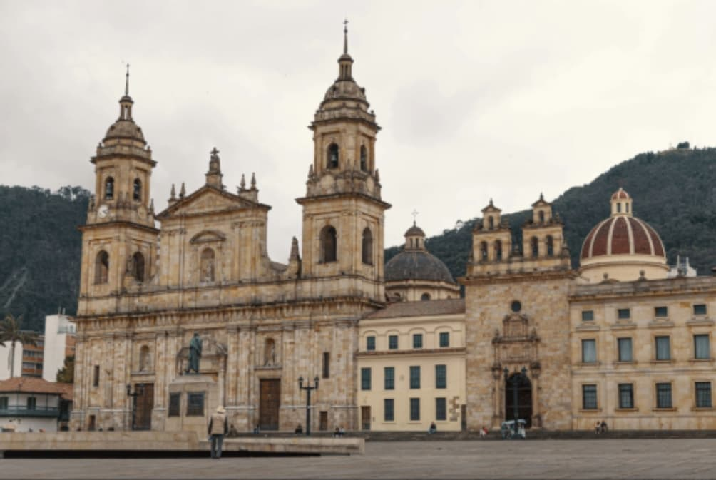 Catedral Primada de Colombia - Plaza de Bolívar en Bogotá. - Foto: Ricardo Báez (Archivo Instituto Distrital de Turismo de Bogotá IDT).