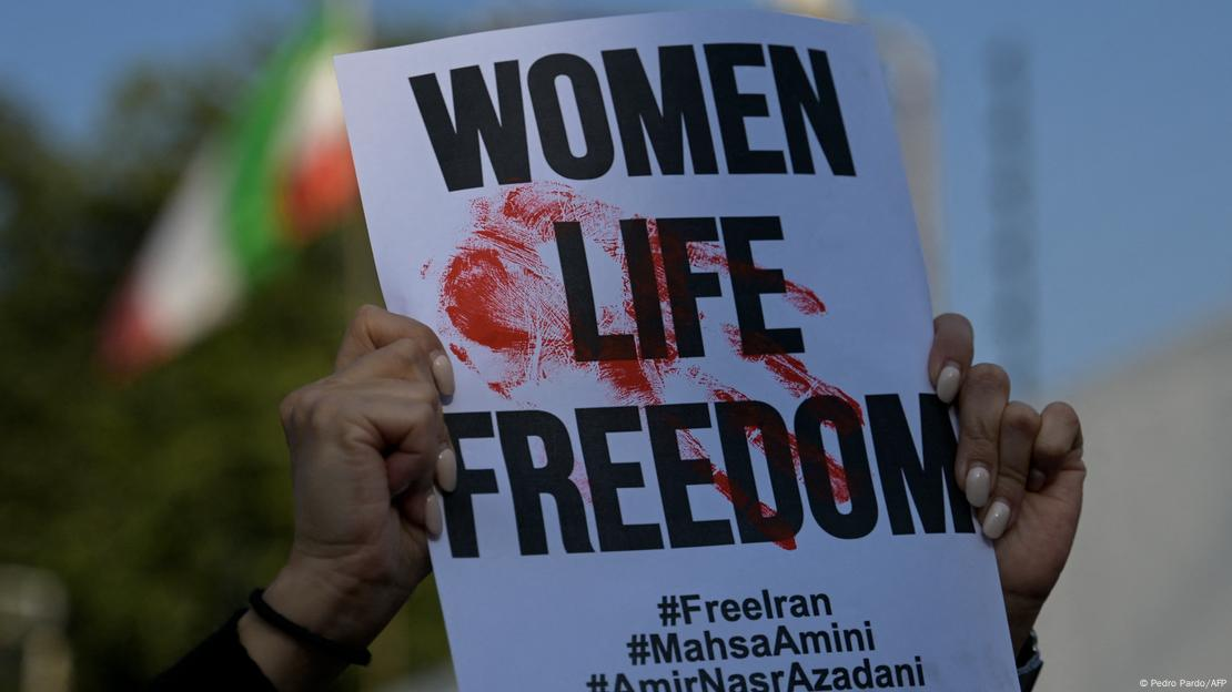 "Mujer, vida y libertad": protesta contra pena de muerte en Irán. Foto: Pedro Pardo/AFP